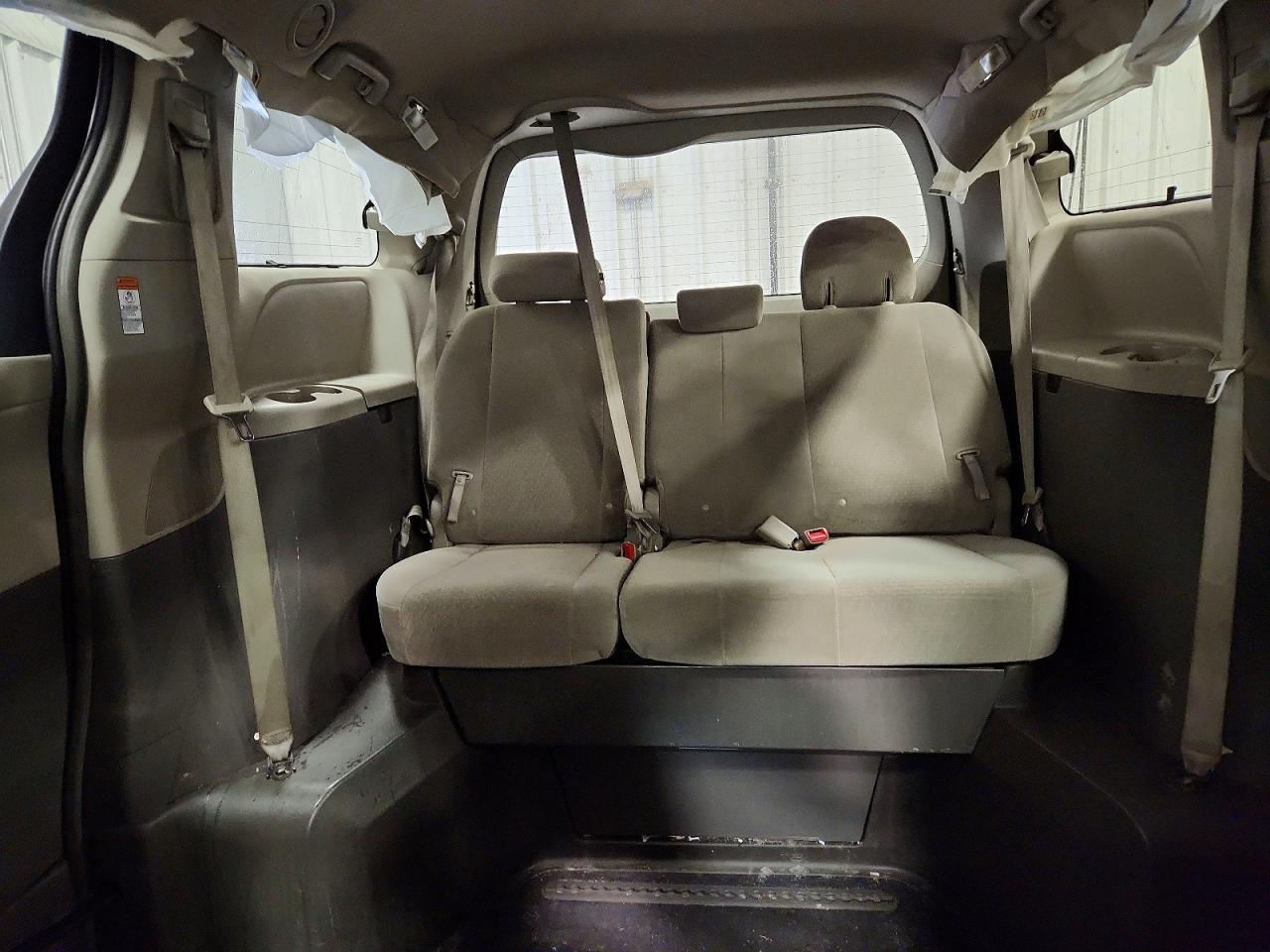 2015 TOYOTA SIENNA LE 8-PASSENGER photo 19