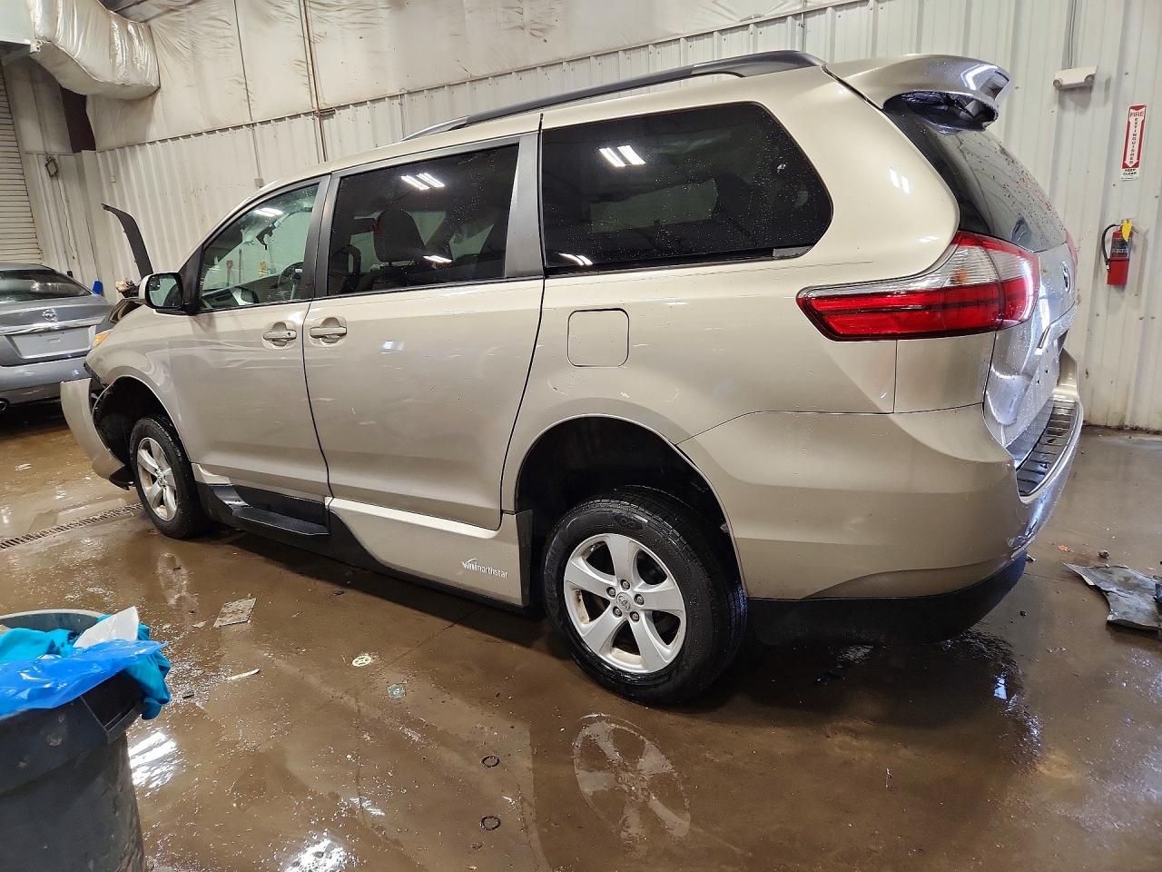 2015 TOYOTA SIENNA LE 8-PASSENGER photo 3