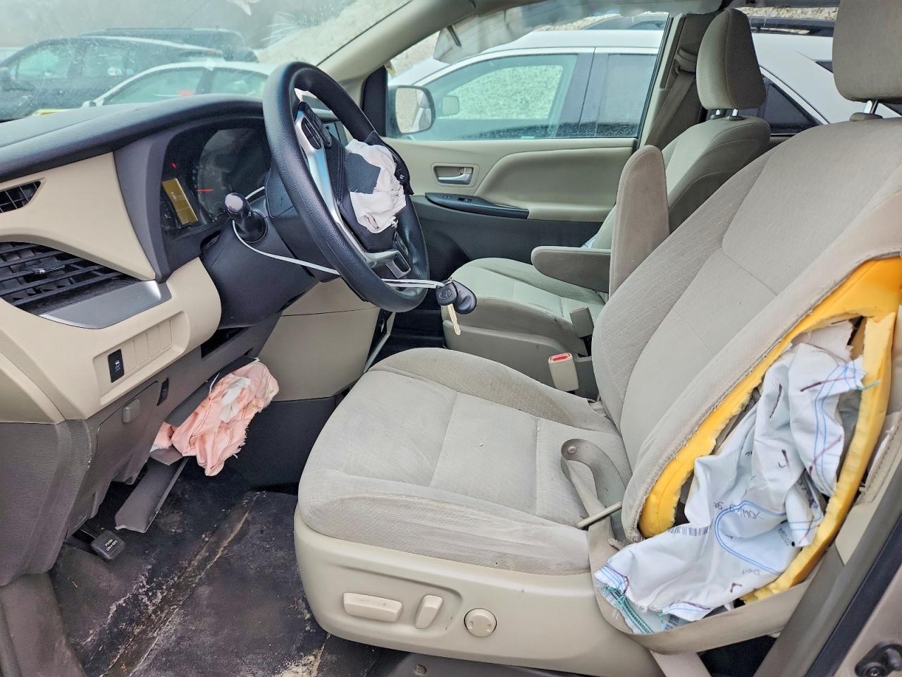 2015 TOYOTA SIENNA LE 8-PASSENGER photo 13