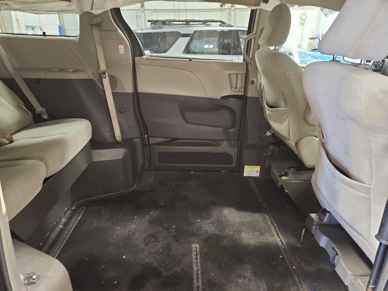 2015 TOYOTA SIENNA LE 8-PASSENGER photo 21