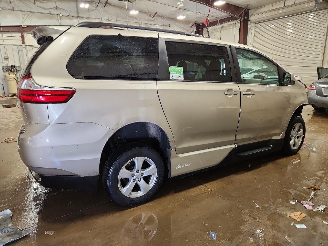 2015 TOYOTA SIENNA LE 8-PASSENGER photo 5