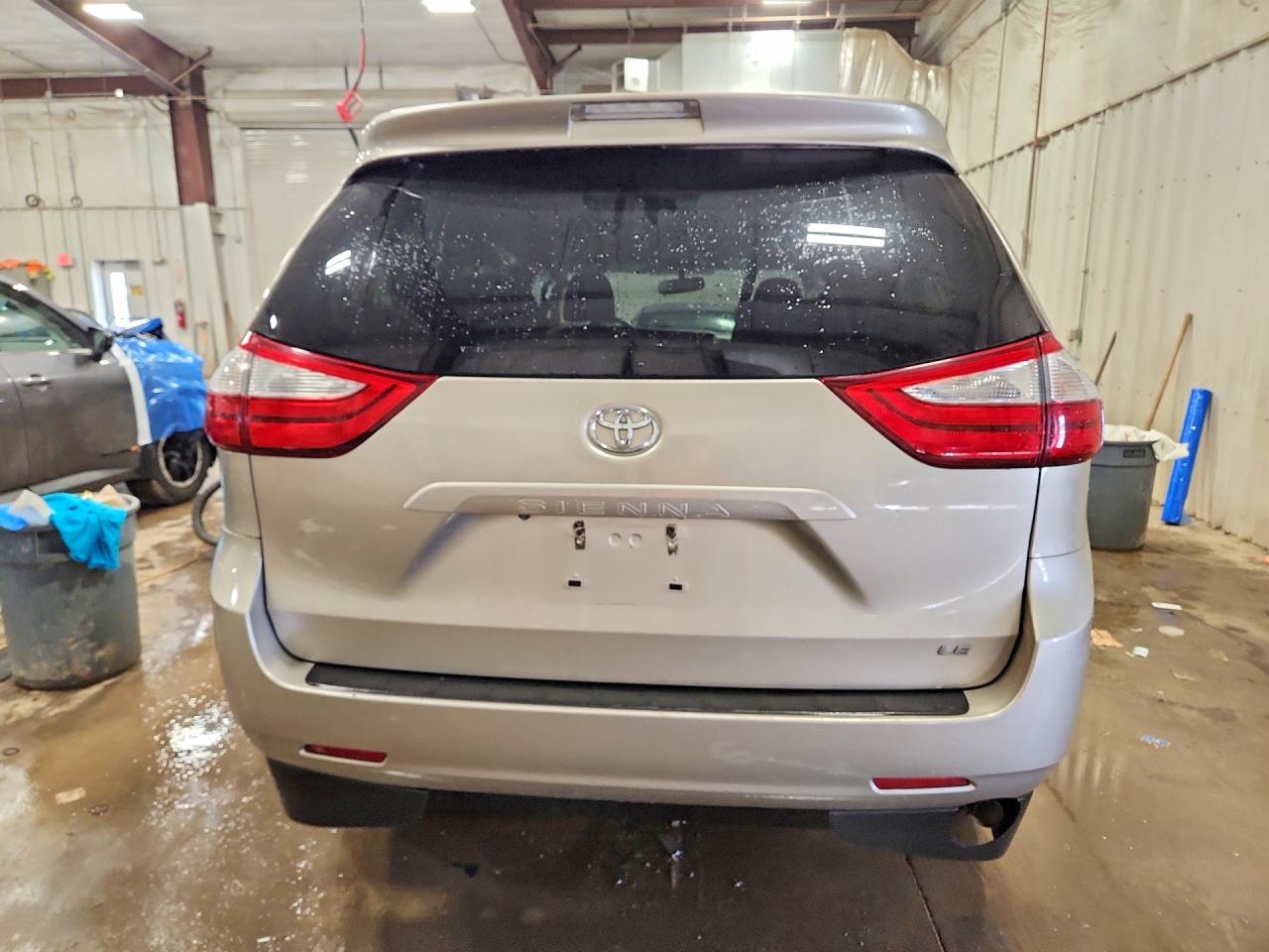 2015 TOYOTA SIENNA LE 8-PASSENGER photo 11