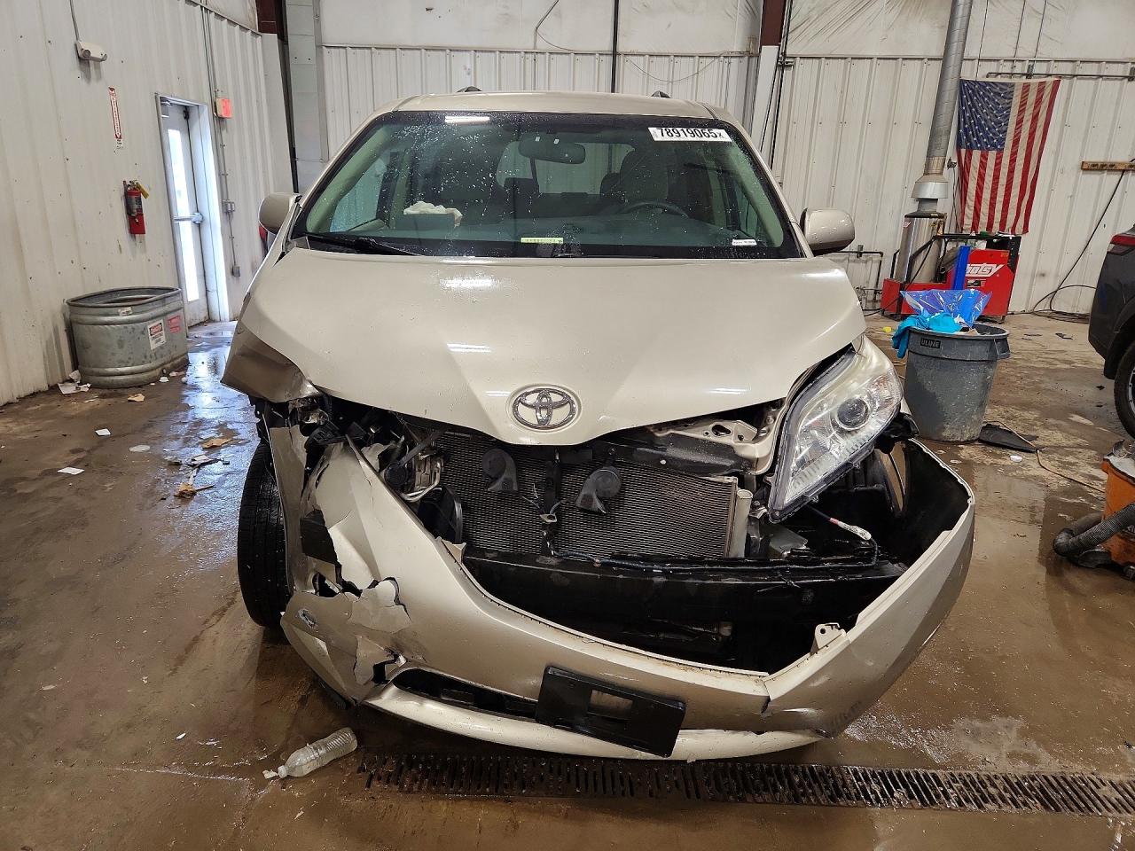 2015 TOYOTA SIENNA LE 8-PASSENGER photo 9