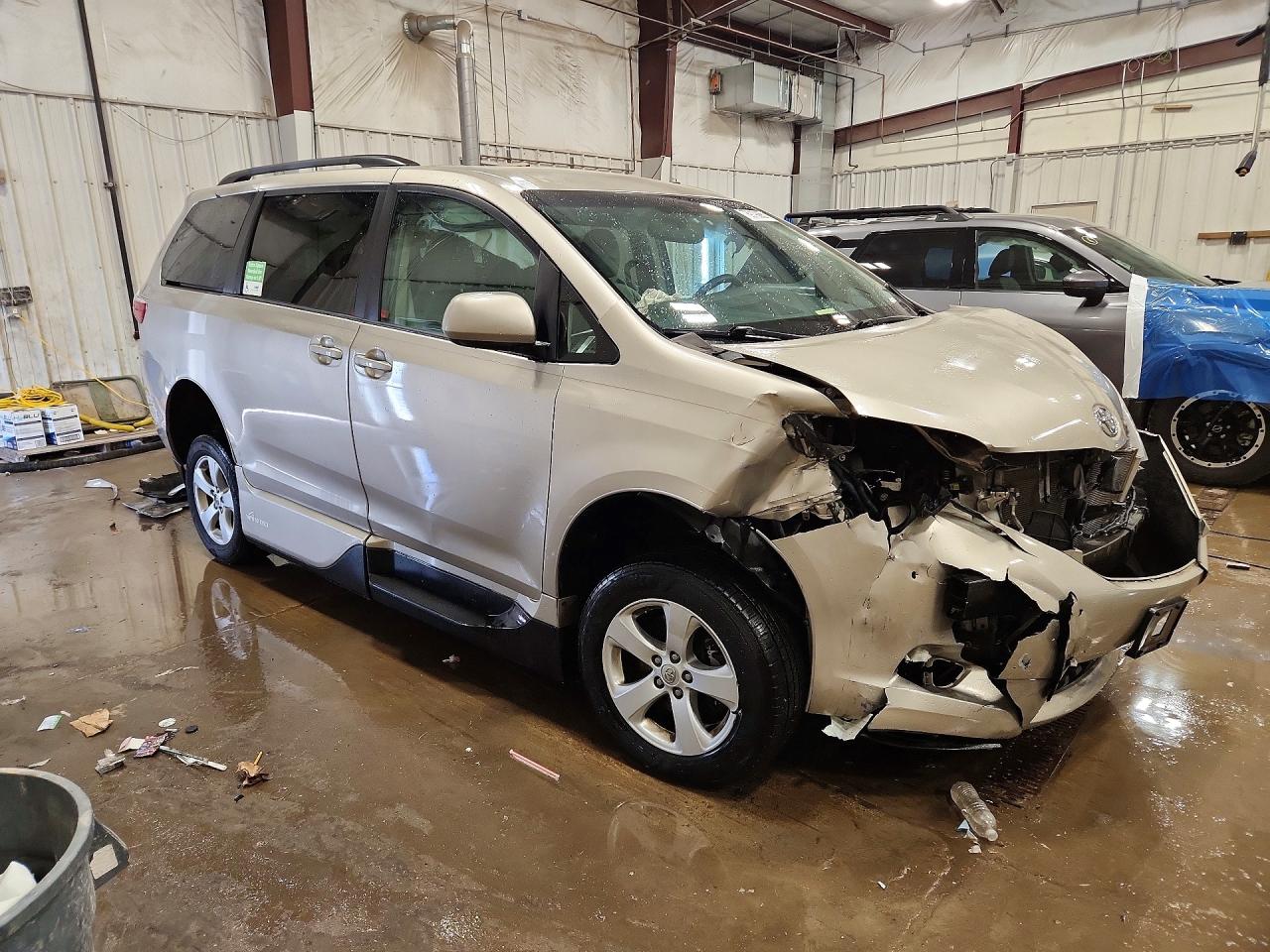 2015 TOYOTA SIENNA LE 8-PASSENGER photo 7