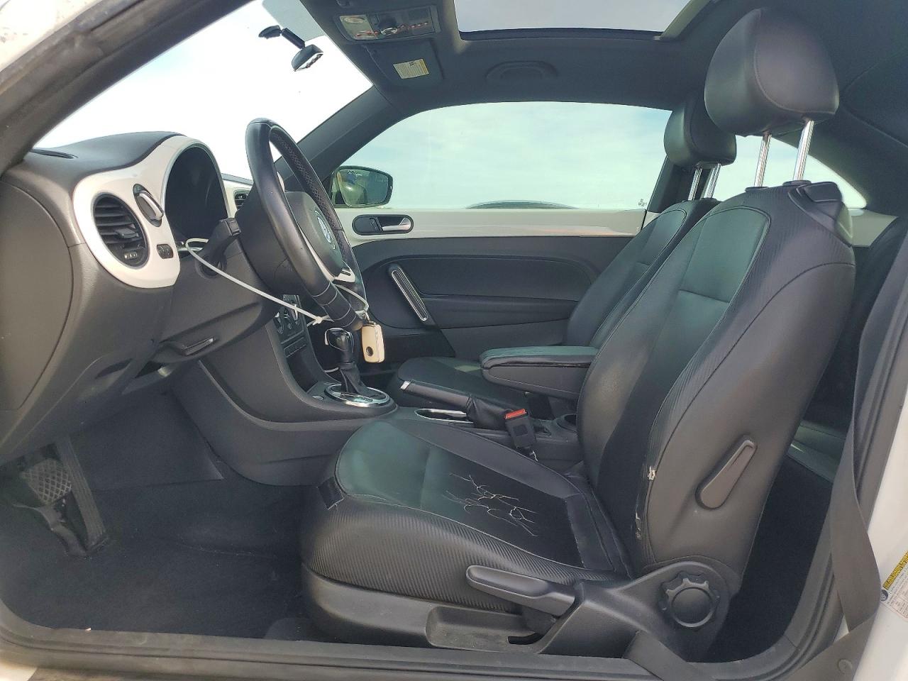 2013 VOLKSWAGEN BEETLE photo 7