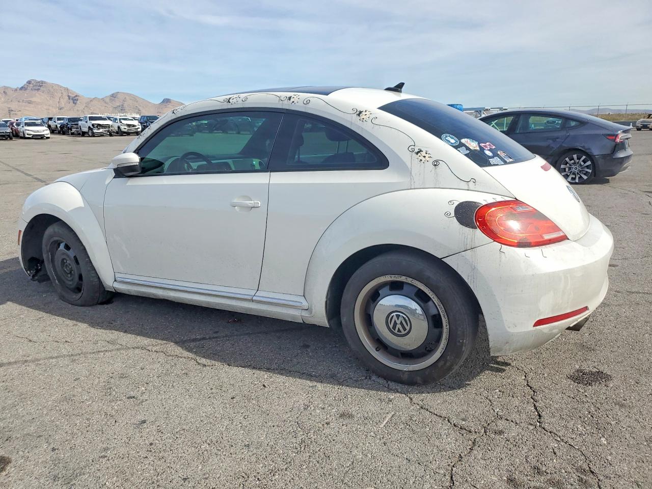 2013 VOLKSWAGEN BEETLE photo 2