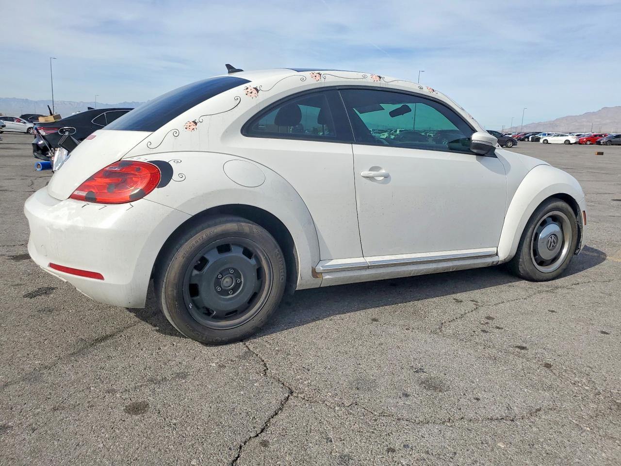 2013 VOLKSWAGEN BEETLE photo 3
