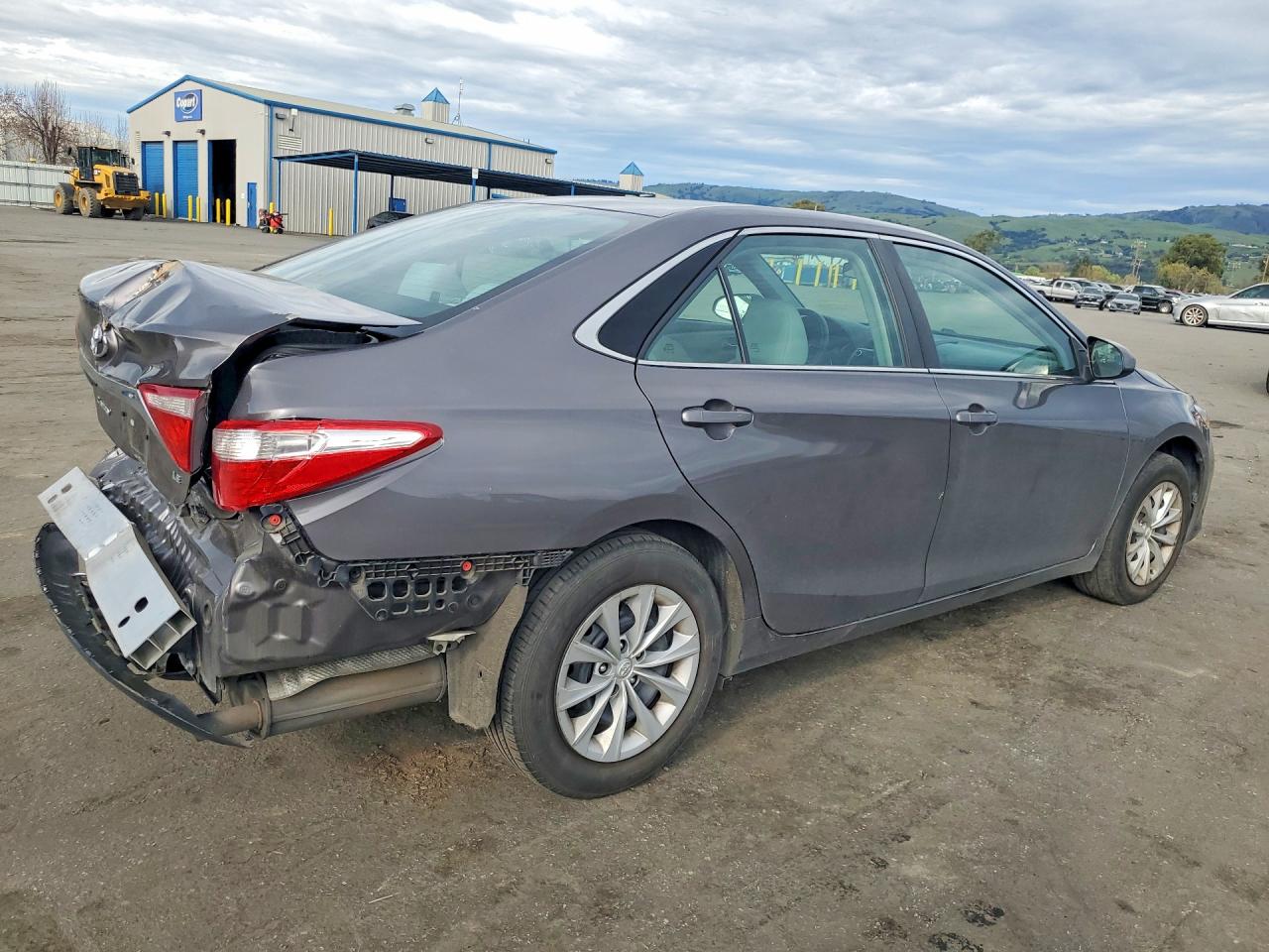2016 TOYOTA CAMRY LE photo 3