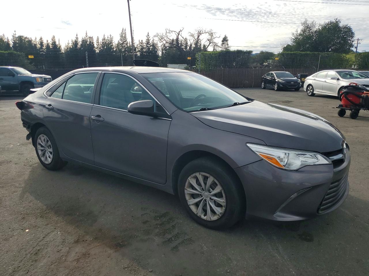 2016 TOYOTA CAMRY LE photo 4