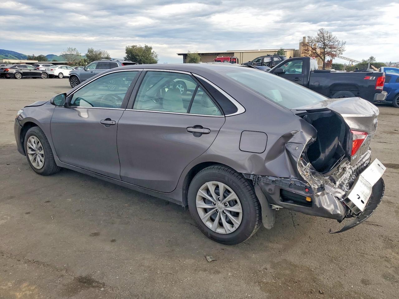 2016 TOYOTA CAMRY LE photo 2