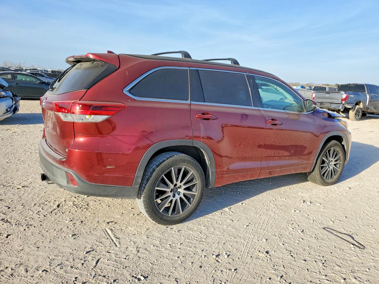 2017 TOYOTA HIGHLANDER SE photo 3