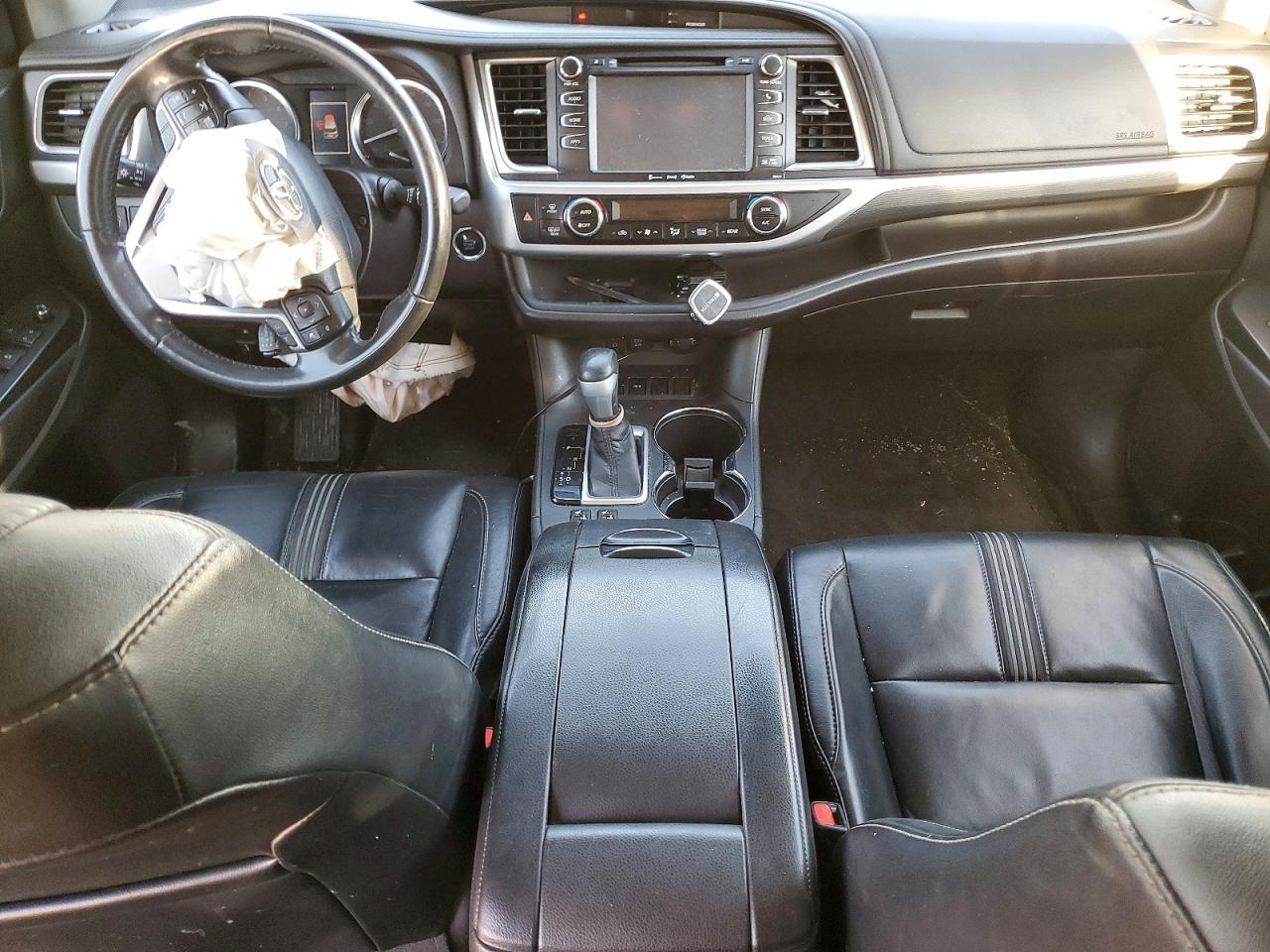 2017 TOYOTA HIGHLANDER SE photo 8