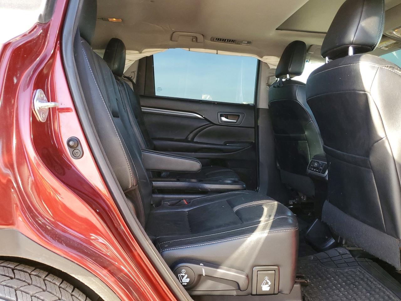2017 TOYOTA HIGHLANDER SE photo 10