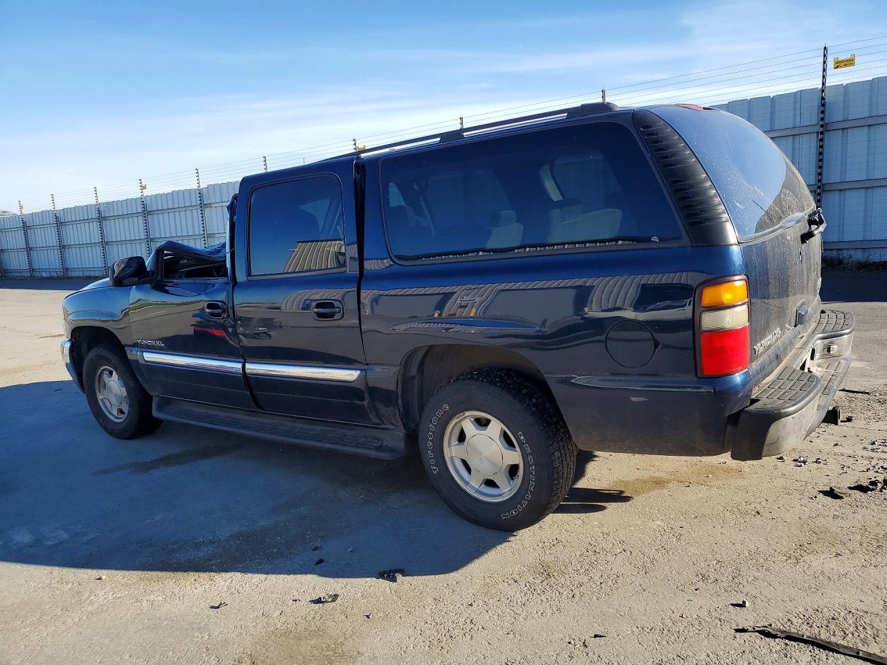 2004 GMC YUKON XL K1500 photo 2
