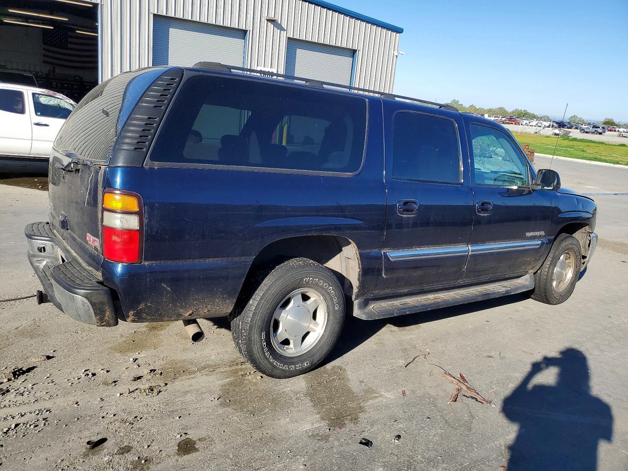 2004 GMC YUKON XL K1500 photo 3