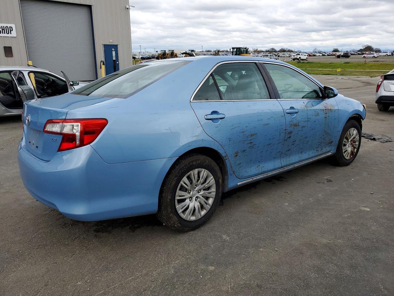 2014 TOYOTA CAMRY LE photo 3