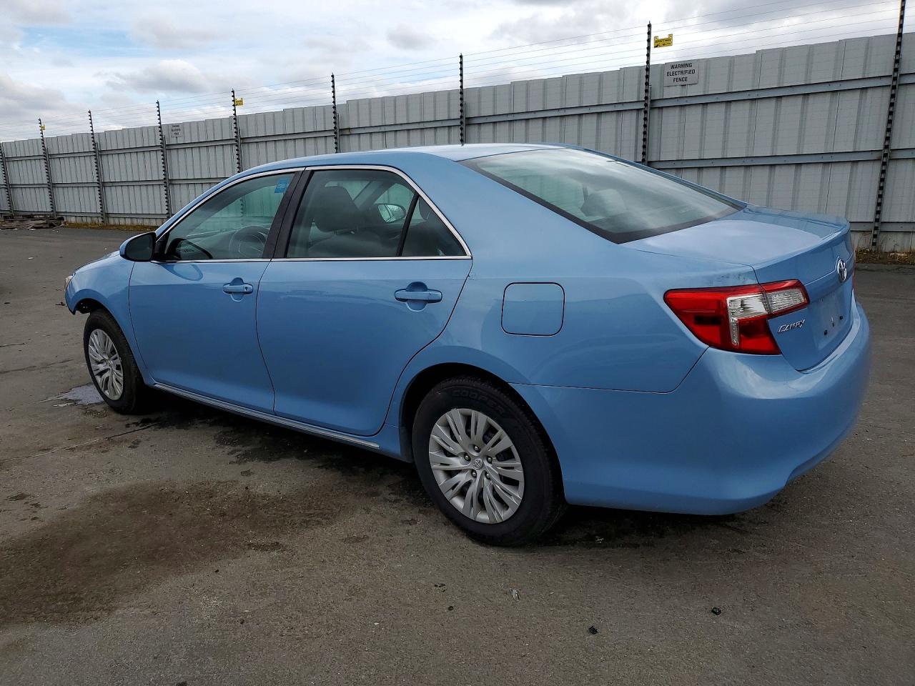 2014 TOYOTA CAMRY LE photo 2