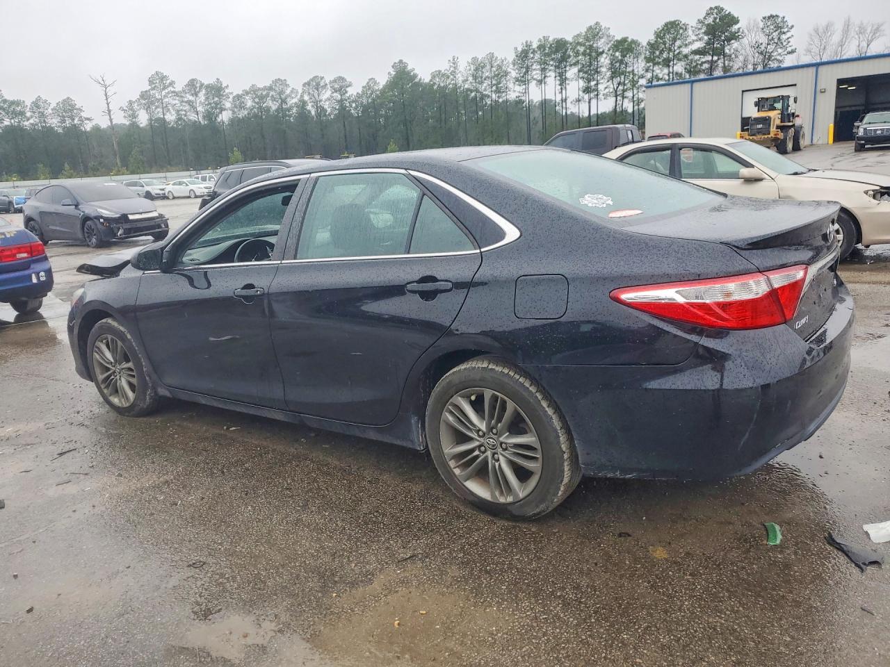 2015 TOYOTA CAMRY SE photo 3