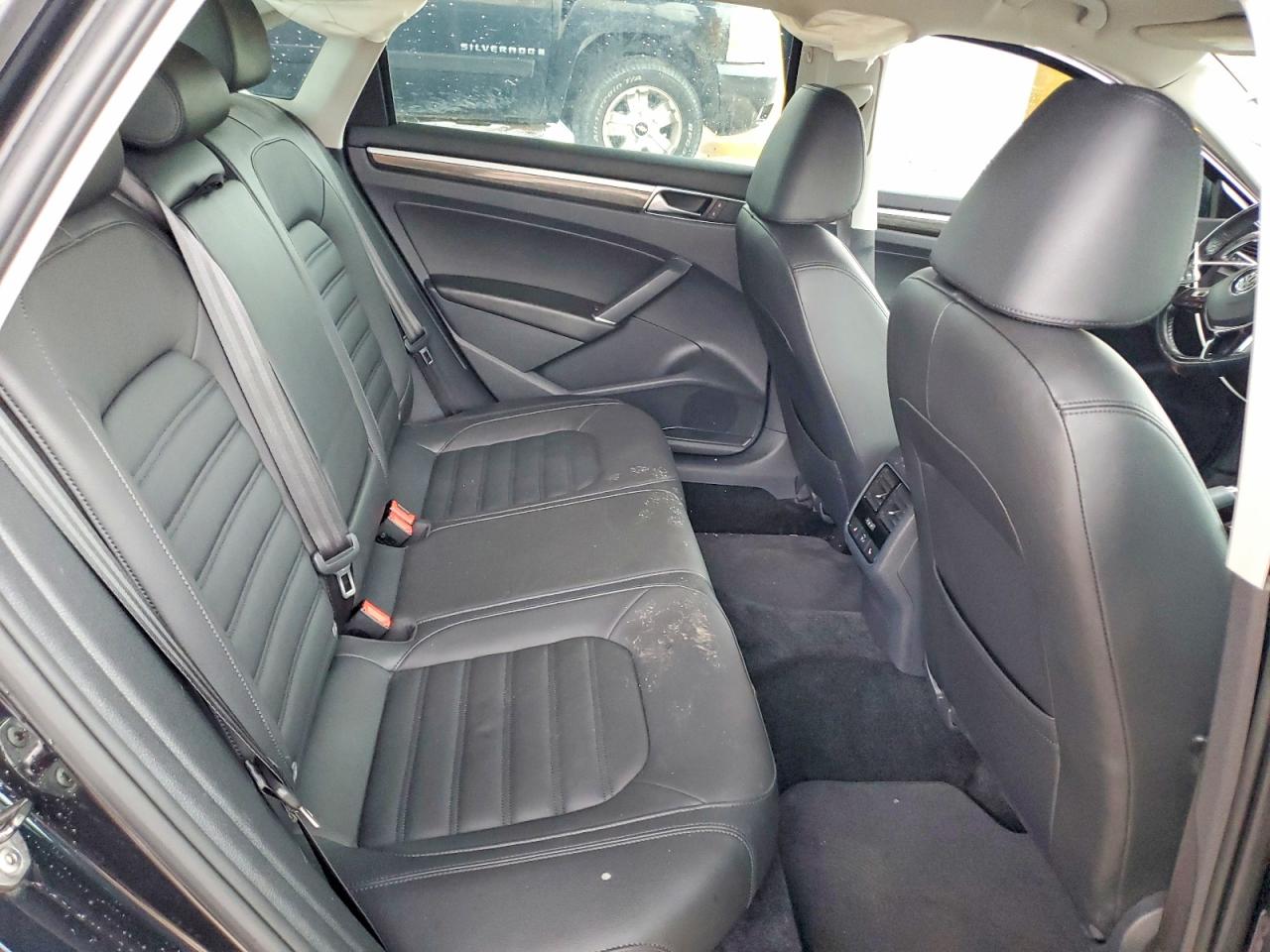 2017 VOLKSWAGEN PASSAT SEL PREMIUM photo 28