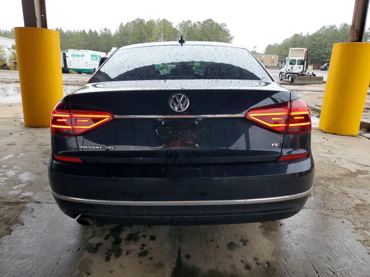 2017 VOLKSWAGEN PASSAT SEL PREMIUM photo 16