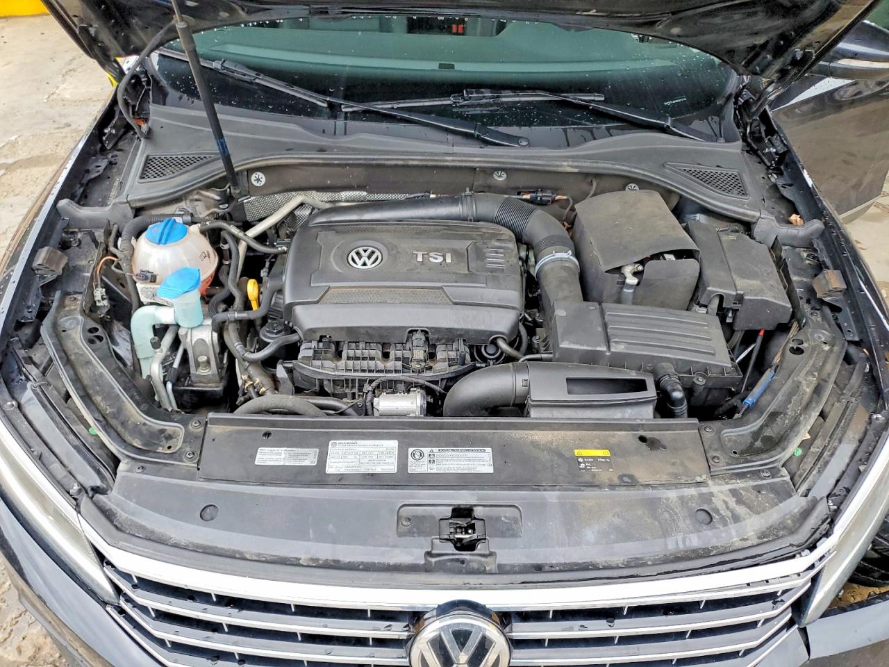 2017 VOLKSWAGEN PASSAT SEL PREMIUM photo 31