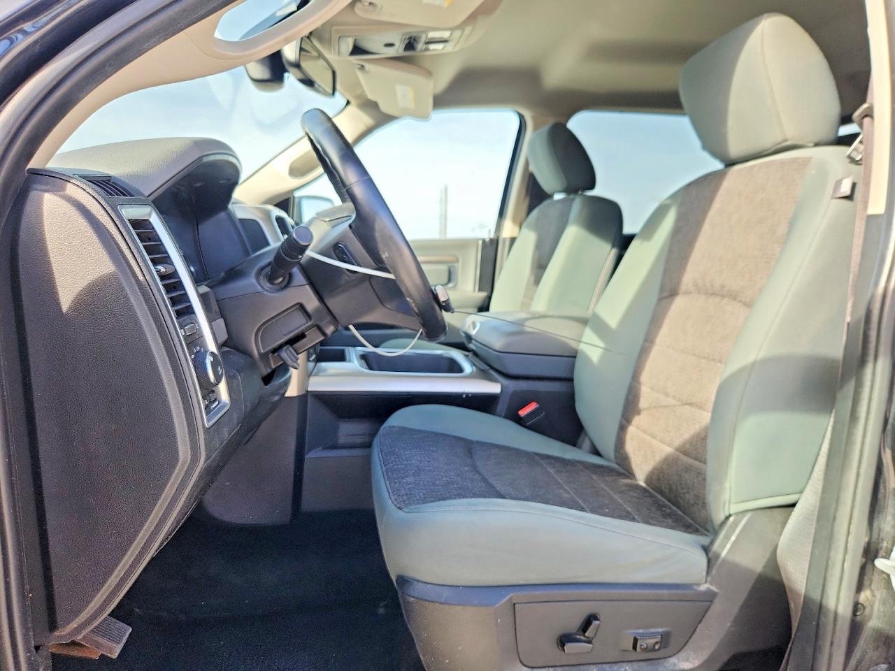2016 RAM 1500 SLT photo 13