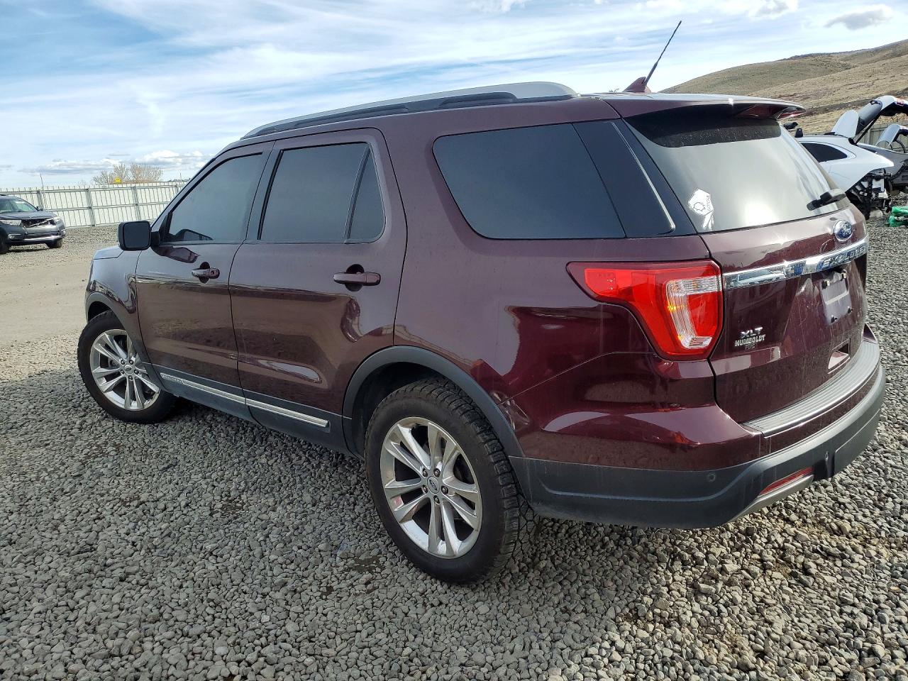 2019 FORD EXPLORER XLT photo 3