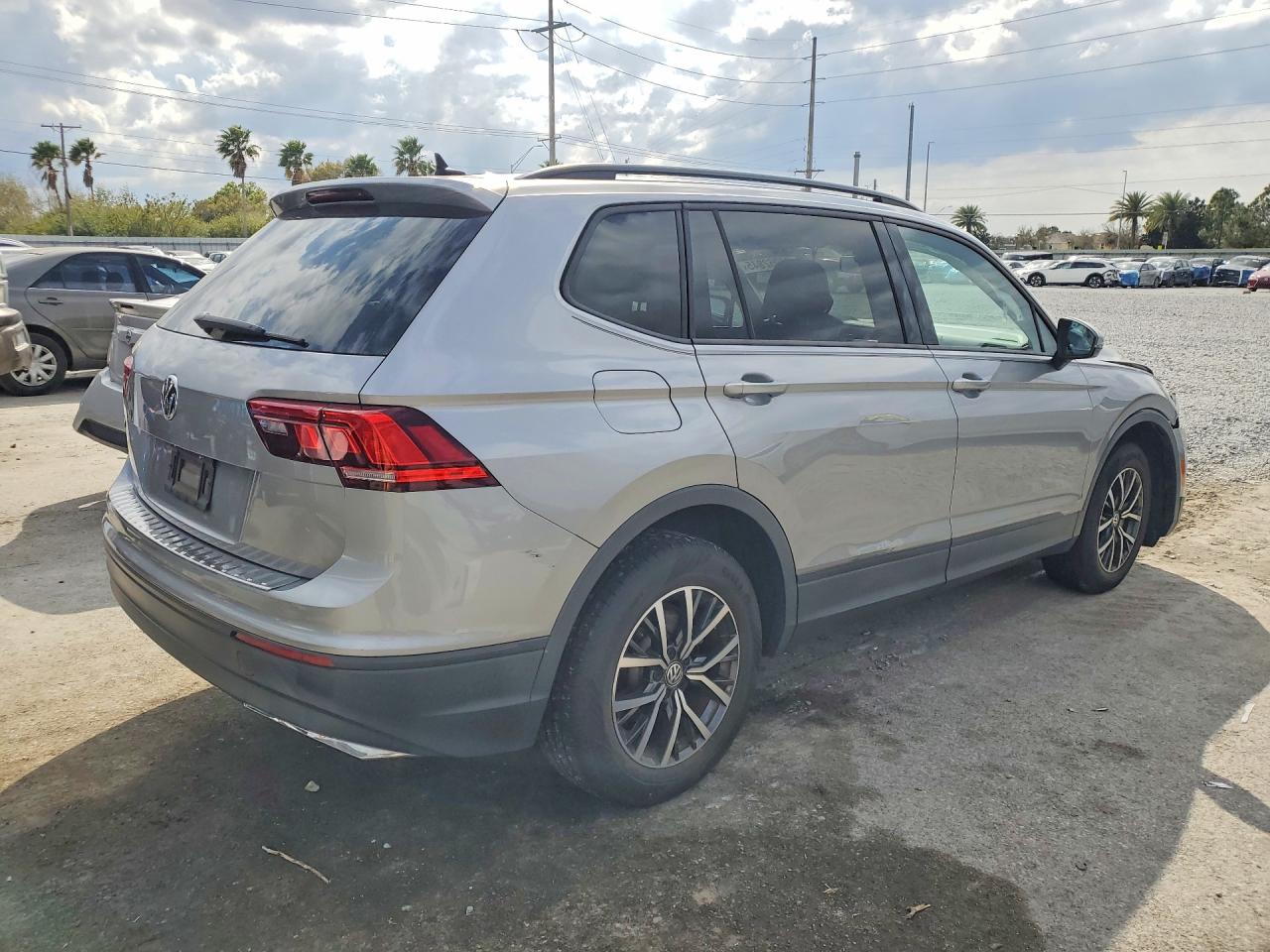 2021 VOLKSWAGEN TIGUAN S photo 5