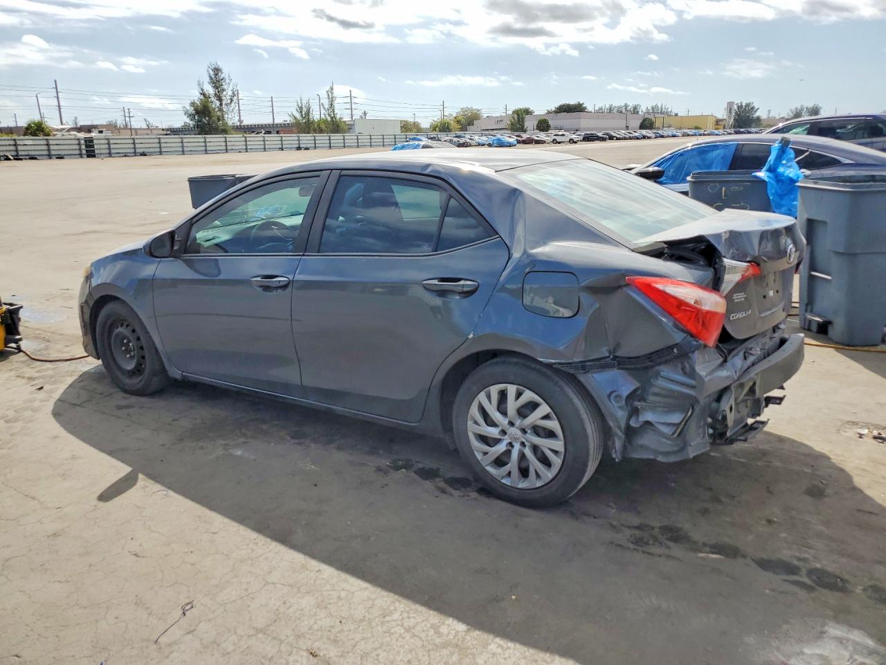 2017 TOYOTA COROLLA LE photo 3