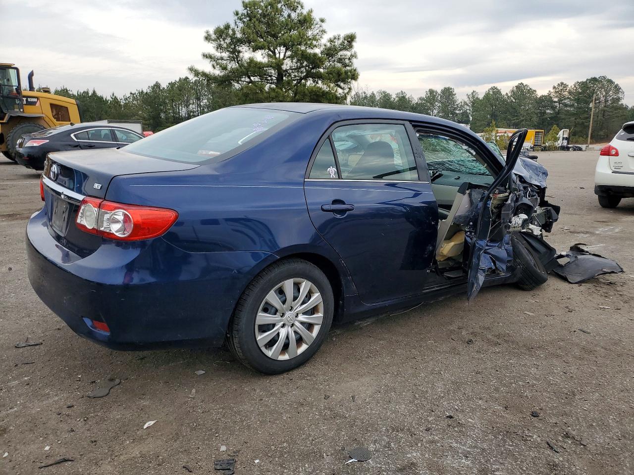 2013 TOYOTA COROLLA LE photo 3