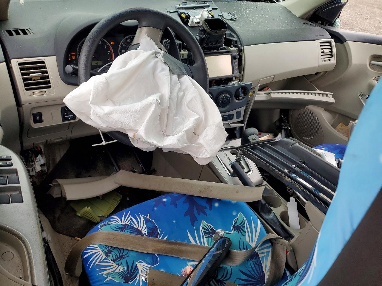 2013 TOYOTA COROLLA LE photo 8