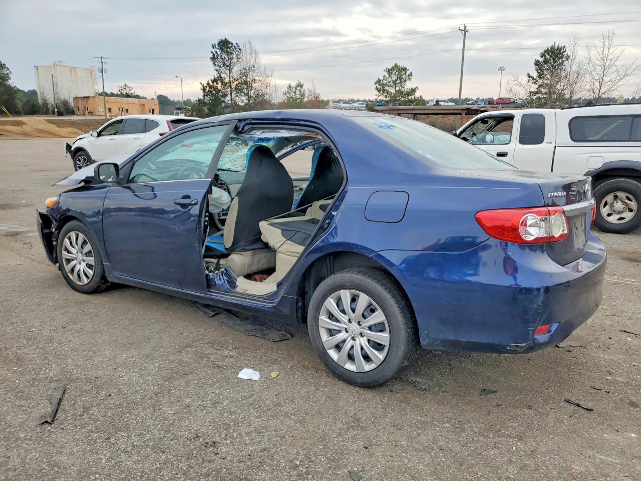 2013 TOYOTA COROLLA LE photo 2