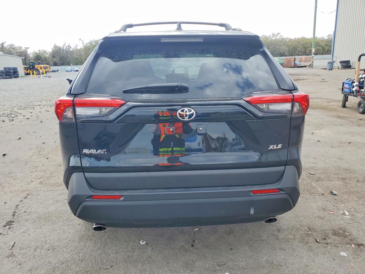 2025 TOYOTA RAV4 XLE photo 6