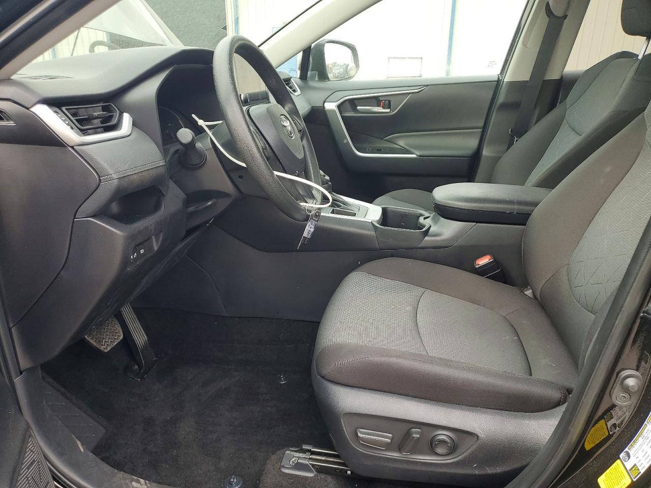 2025 TOYOTA RAV4 XLE photo 7