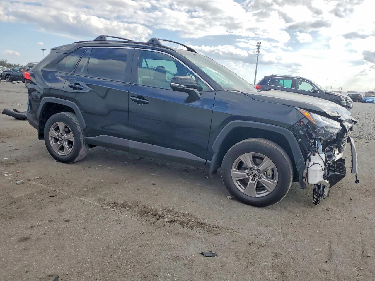 2025 TOYOTA RAV4 XLE photo 4