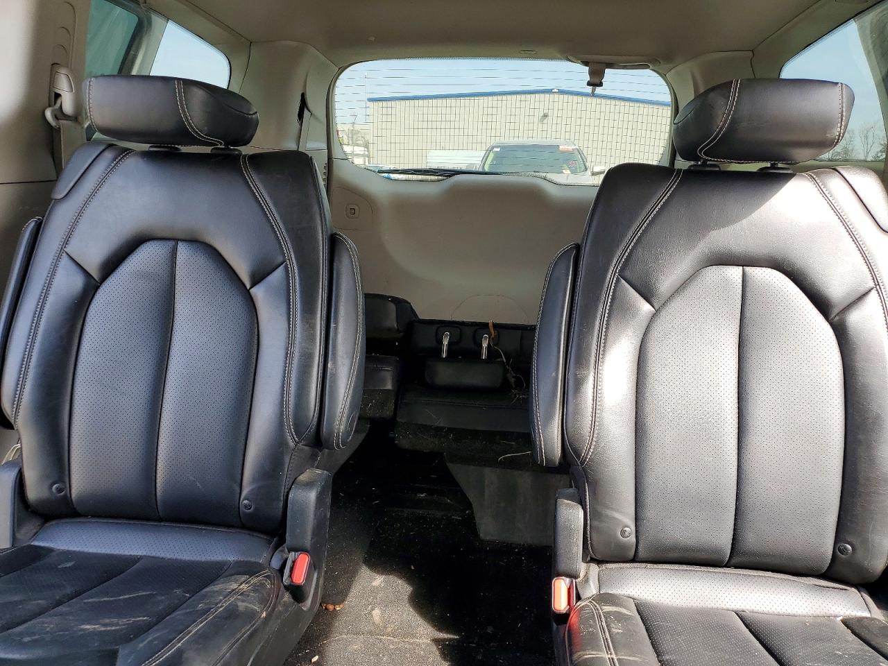 2023 CHRYSLER PACIFICA TOURING L photo 10