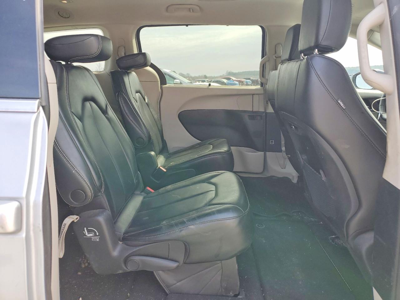 2023 CHRYSLER PACIFICA TOURING L photo 11