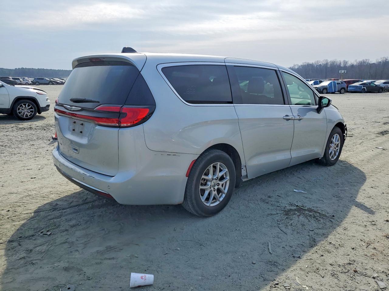 2023 CHRYSLER PACIFICA TOURING L photo 3