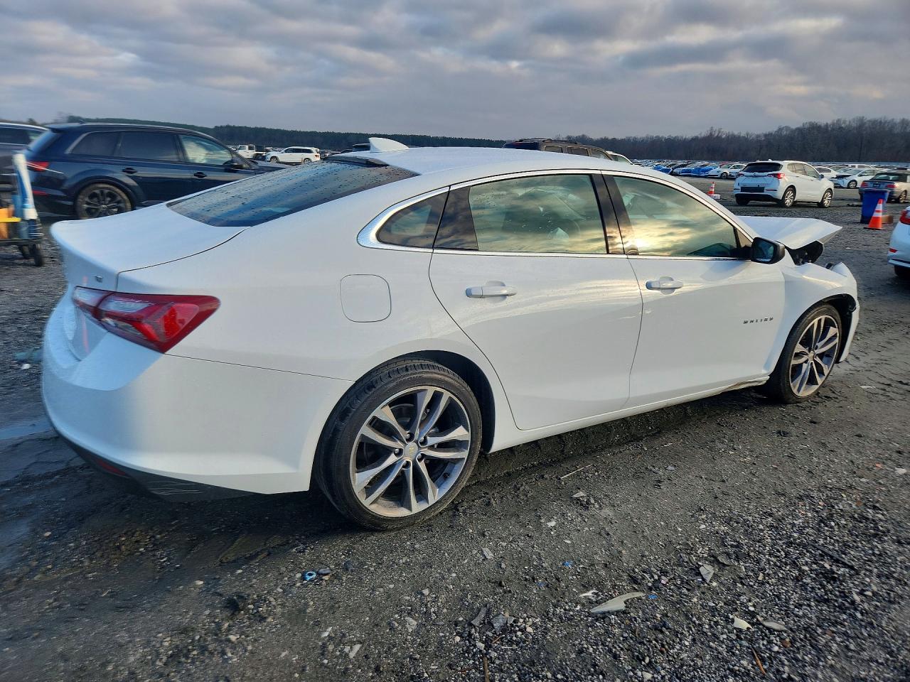 2022 CHEVROLET MALIBU LT photo 3