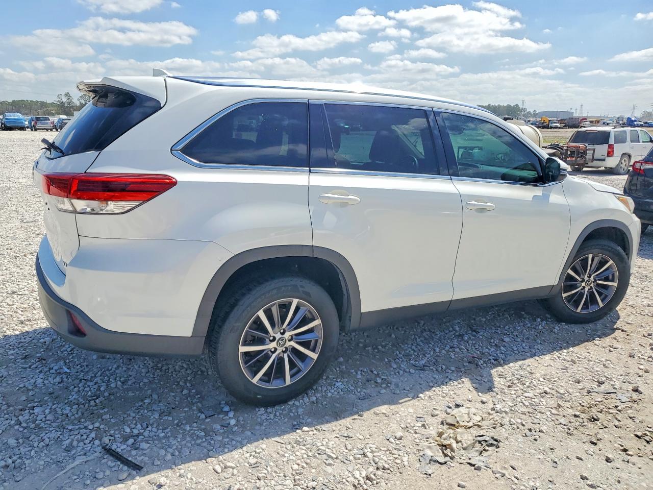 2019 TOYOTA HIGHLANDER photo 7