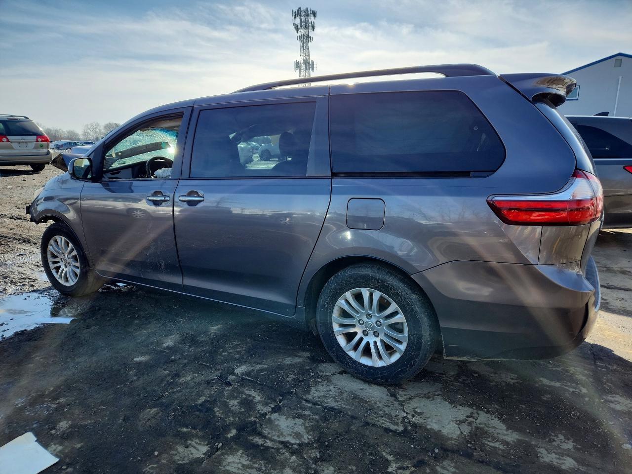 2015 TOYOTA SIENNA XLE 8-PASSENGER photo 2