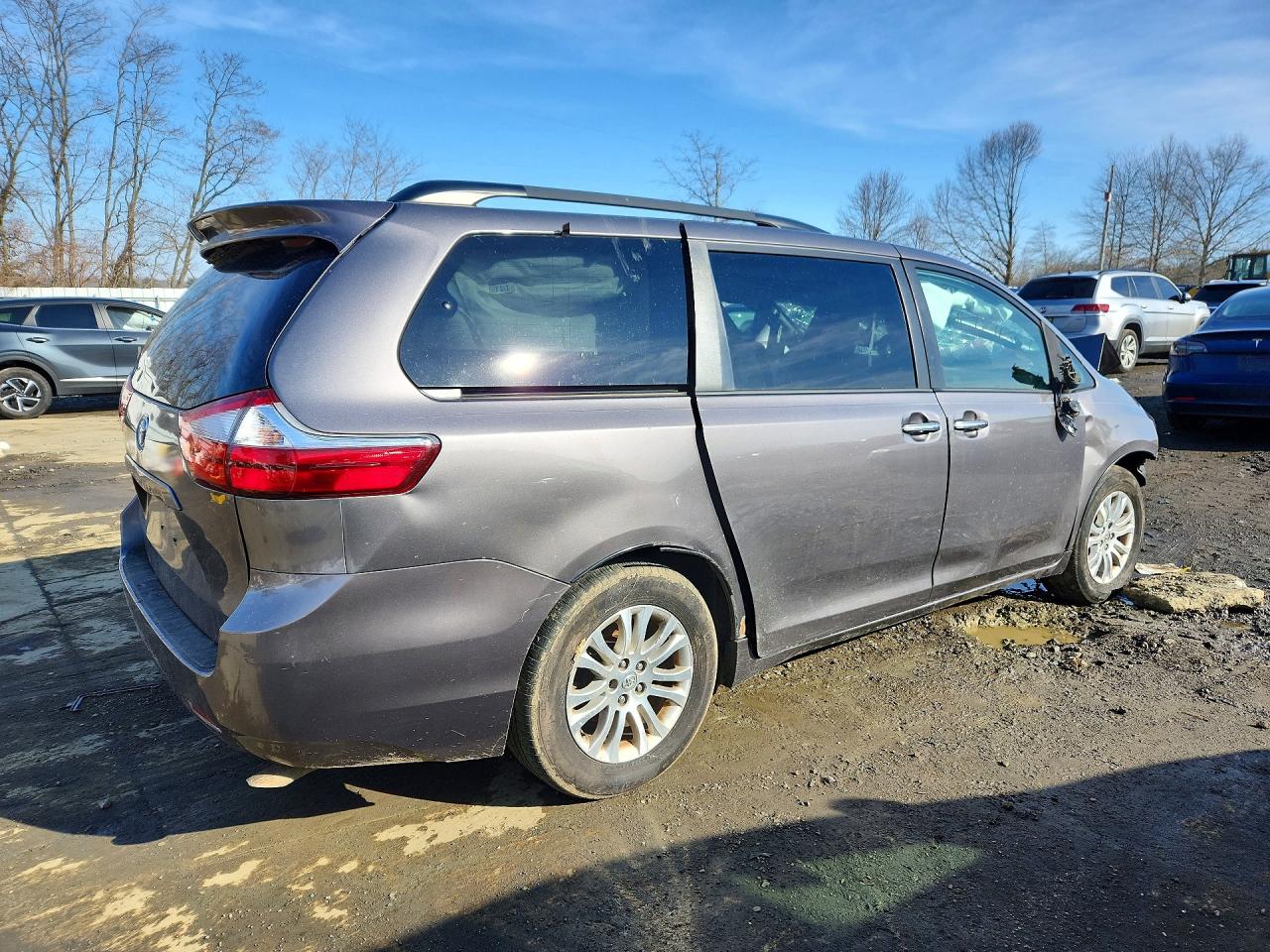 2015 TOYOTA SIENNA XLE 8-PASSENGER photo 3