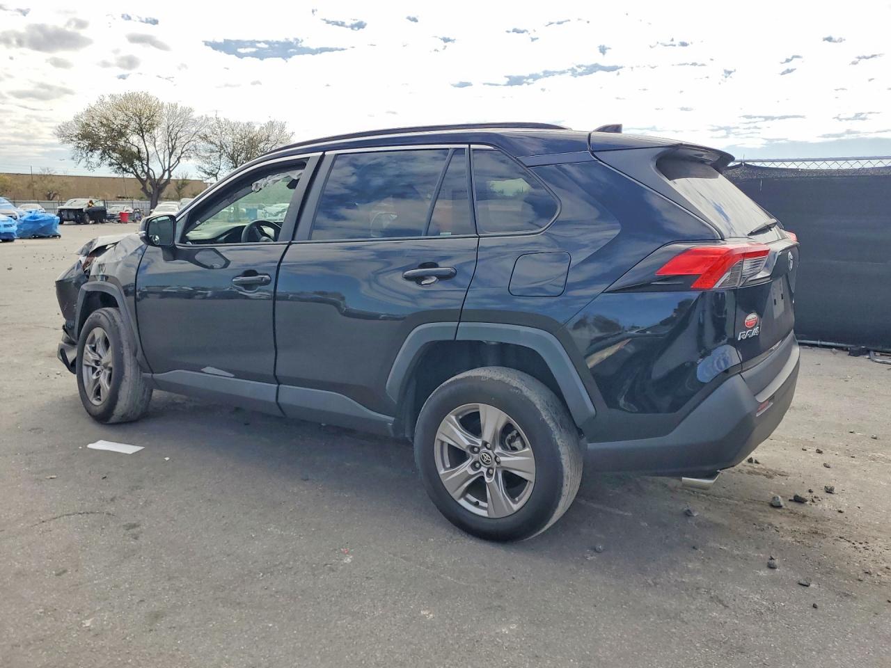 2022 TOYOTA RAV4 XLE photo 4