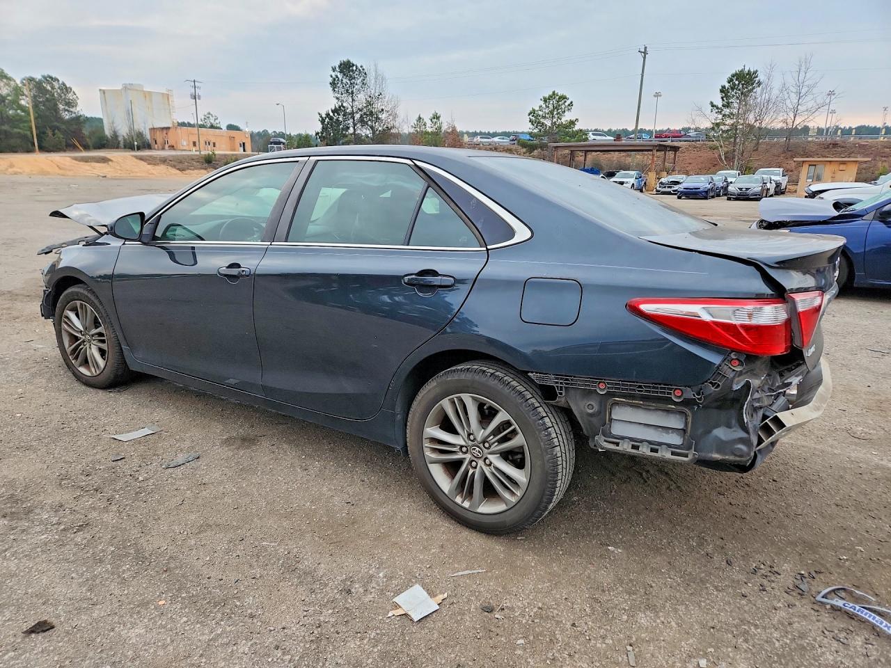 2017 TOYOTA CAMRY SE photo 3