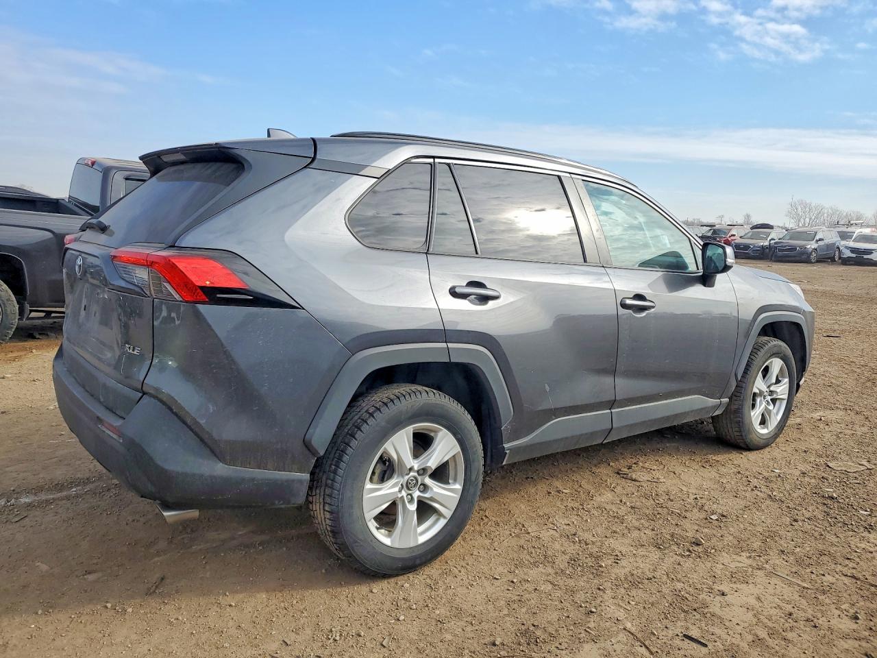 2021 TOYOTA RAV4 XLE photo 3