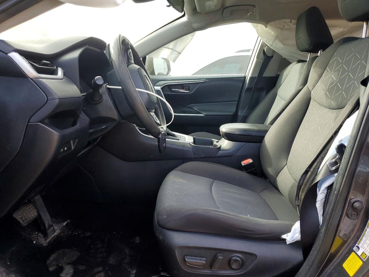 2021 TOYOTA RAV4 XLE photo 7