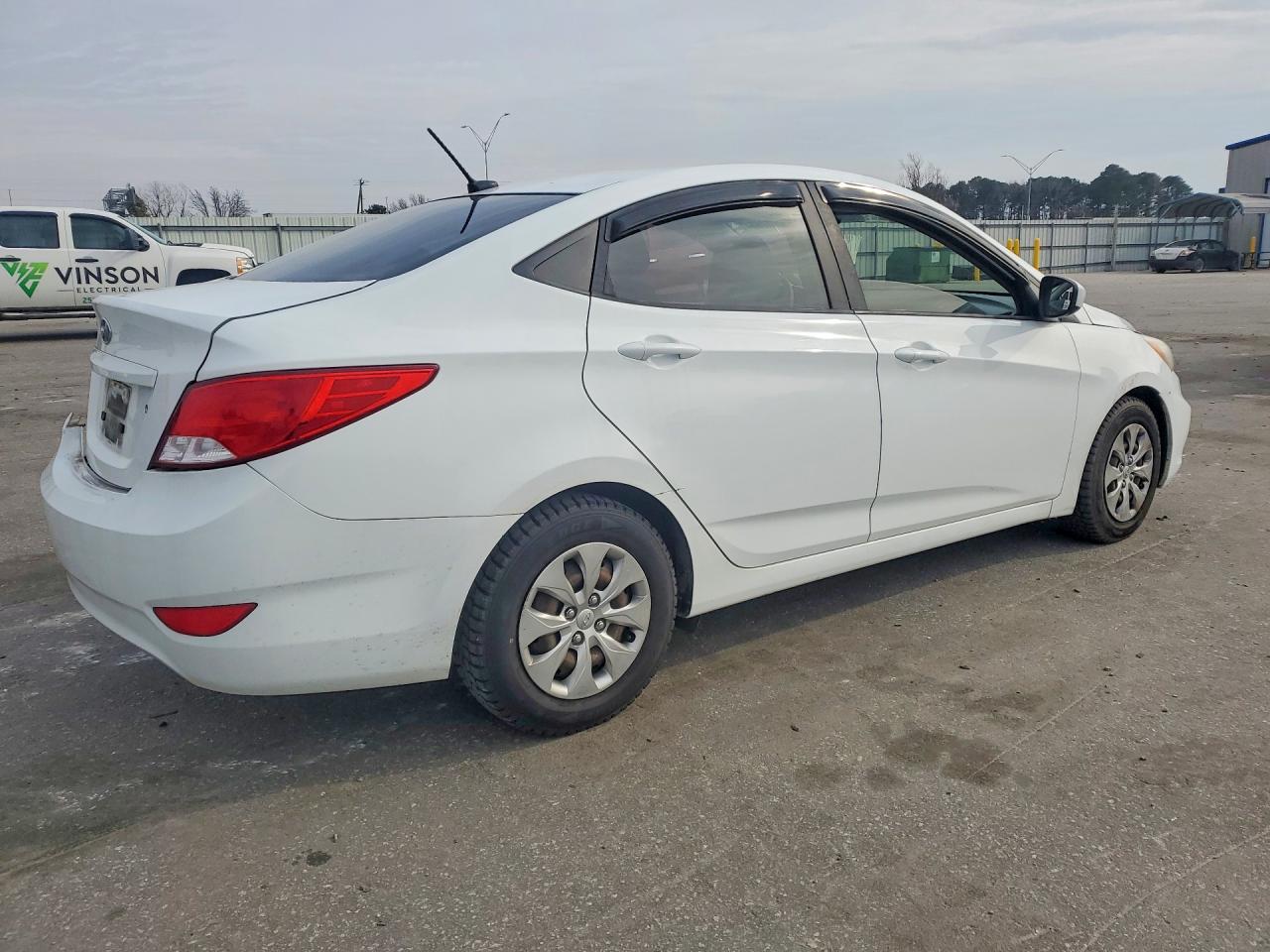 2017 HYUNDAI ACCENT SE photo 3