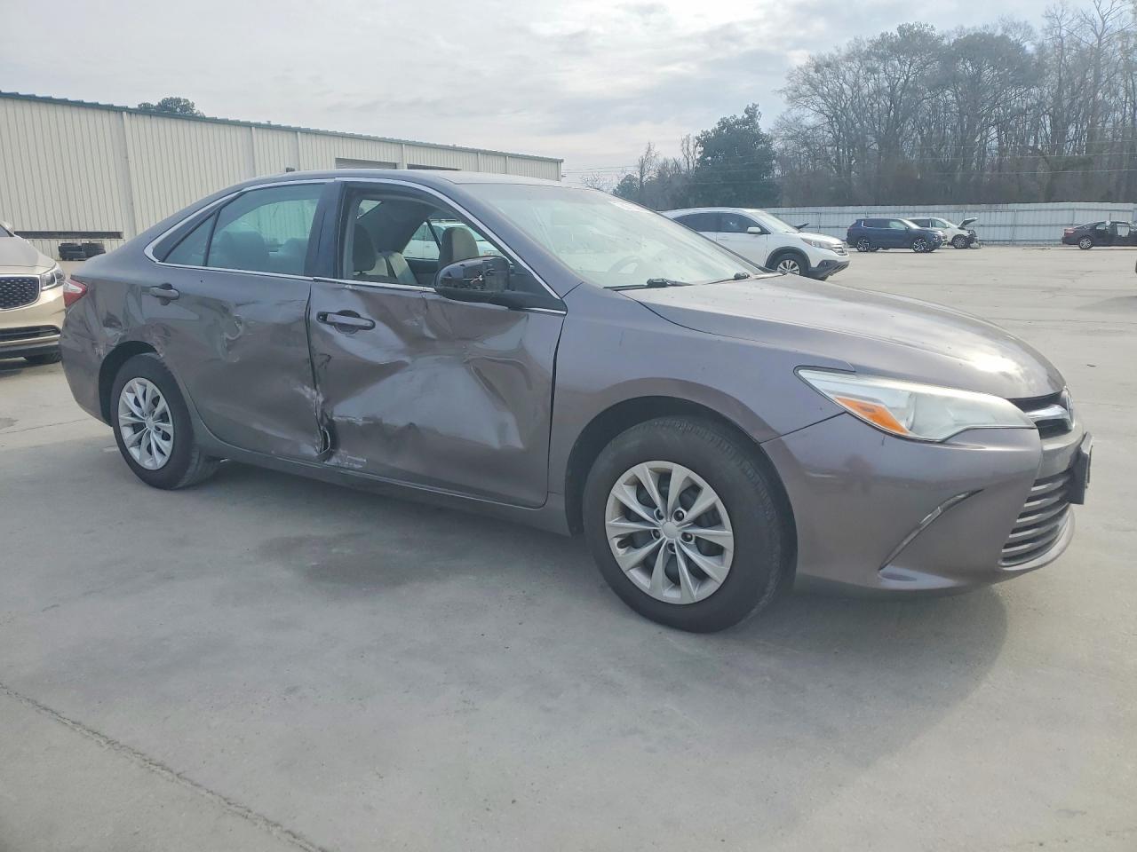 2017 TOYOTA CAMRY LE photo 4