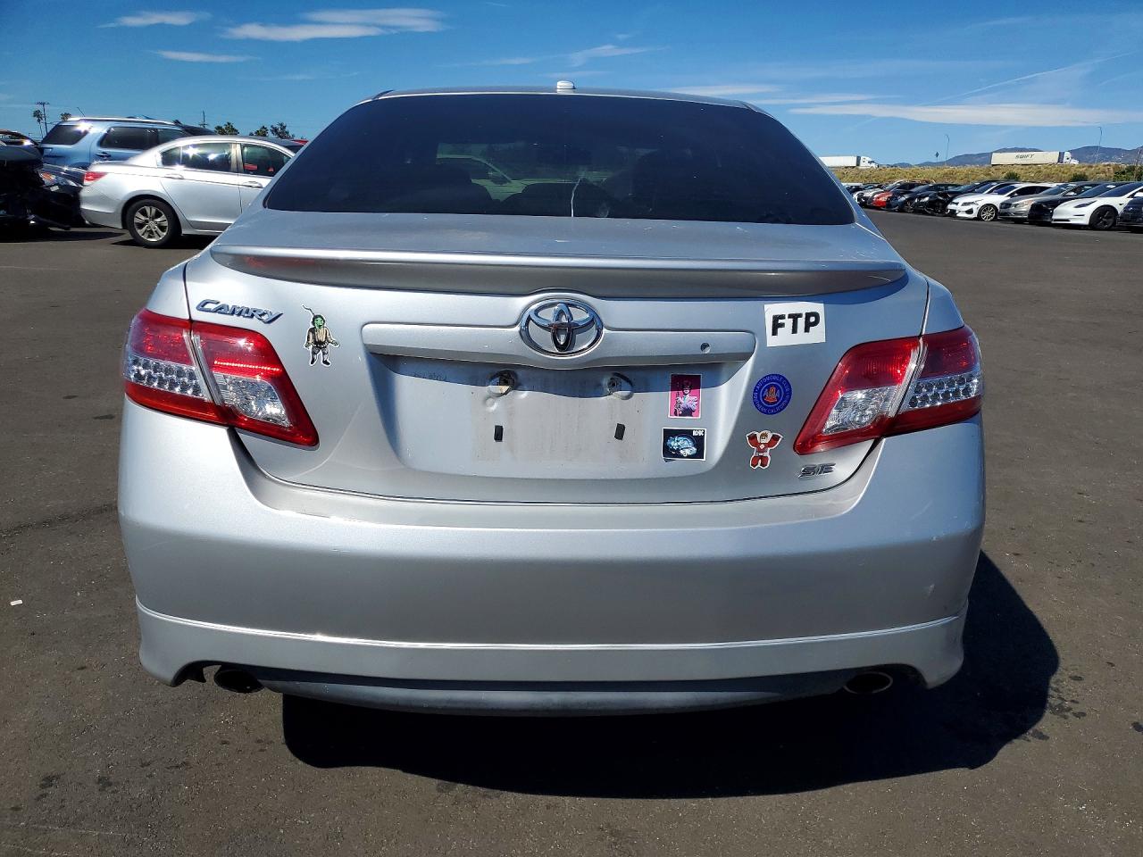 2011 TOYOTA CAMRY SE photo 11