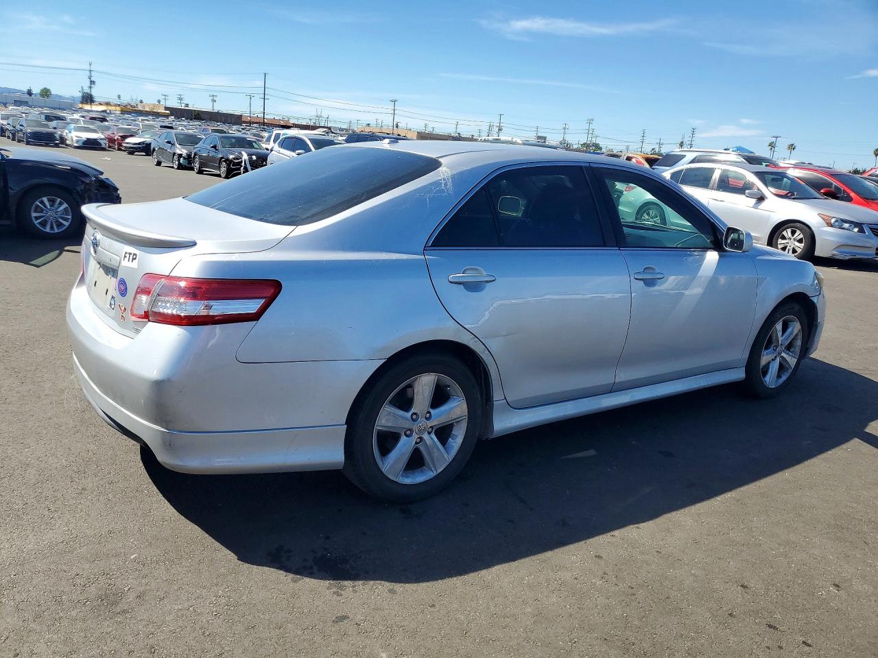 2011 TOYOTA CAMRY SE photo 5
